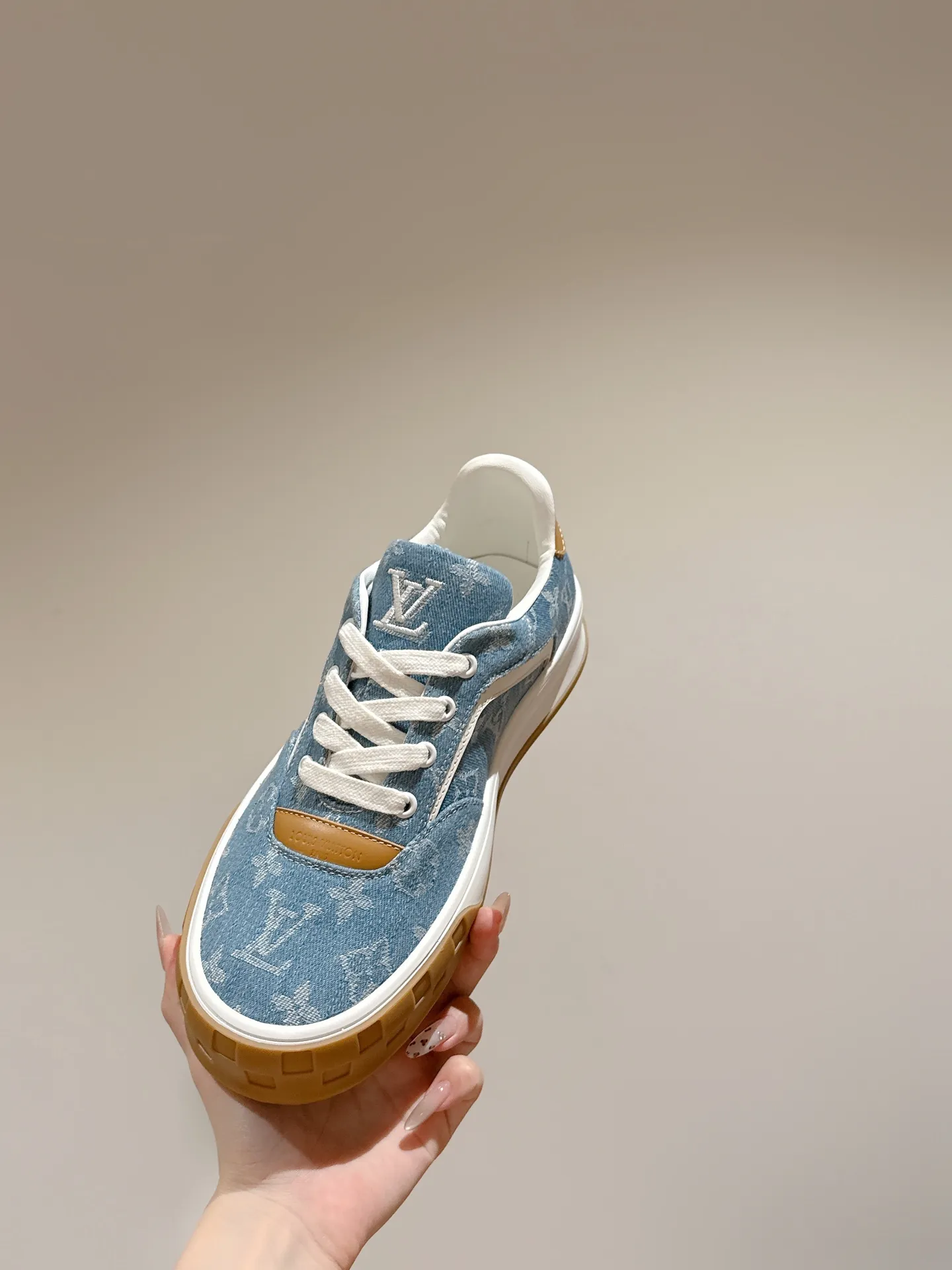 👟👟Ex-factory price 640👟👟 LV men's new tilt sneakers, classic catwalk style, air-glue technology, very comfortable on the feet. Luxurious materials, fine workmanship, European made English letters printed on the midsole, the upper is made of calfskin, the side is decorated with the brand LOGO and signature, the latest latex foot pads ➕ mesh lining, the foot feels super comfortable. Two-color TPU combination outsole. Packing process Goodyear stitched seam fabric: first-layer cowhide, lining: customized silky mesh lining-first-layer silk cowhide lining Bottom thickness: 0.5cm ☑️size: men's 39-44 (45 customized, non-returnable)